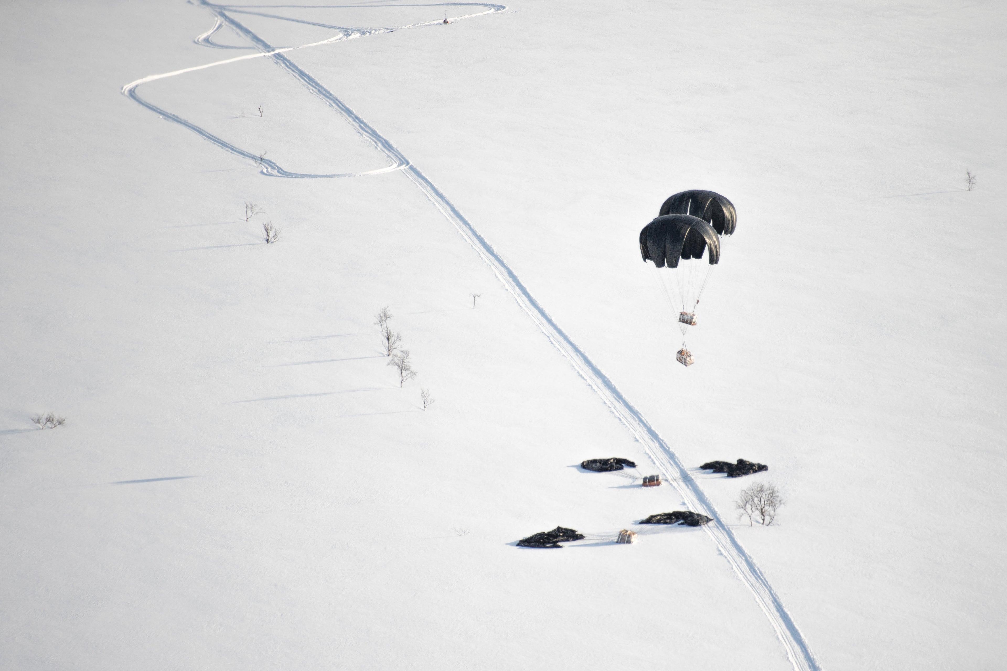 LCLA - Low Cost Low Altitude Cargo Parachutes airdropped supplies in Antarctica 